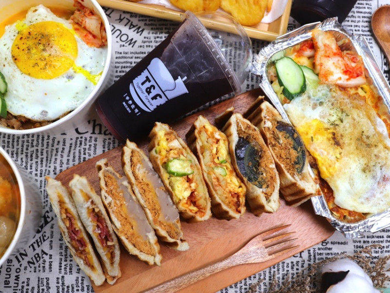 百種甜鹹口味熱壓吐司.給你爆餡享受~還有鹹辣夠味的打拋豬肉飯麵.讓你半夜兩點也能大滿足