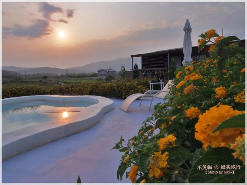 【屏東_滿州】墾丁鄉野中的小桃源_被環山包圍的小白屋_ Small House Villa 《小屋Villa》