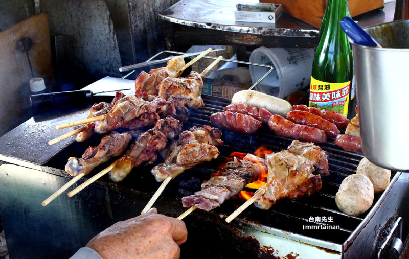 台南碳烤美食／行動餐車一賣將近40年／木炭烘烤每日限量／半小時秒殺完售／沒預訂保證吃不到／在地人從小吃到大／老饕私藏口袋名單－「億載雞腿王」
