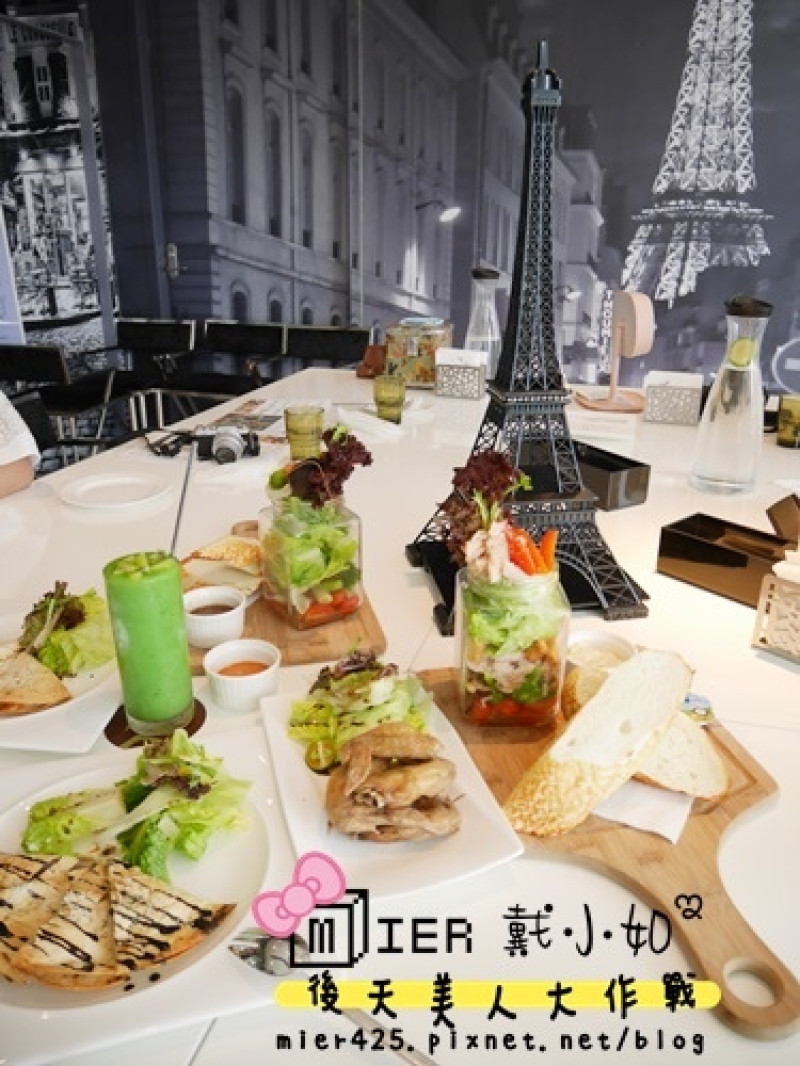 【食記】板橋大遠百 德爾芙de réve café 鐵塔下的甜點之女孩兒的唇彩趴           