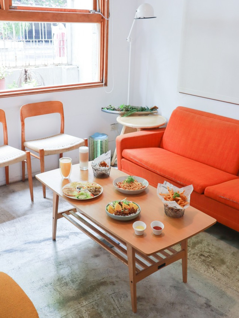 獨棟白色洋房的咖啡廳，留著老宅樣貌添加各種不同流行風格。