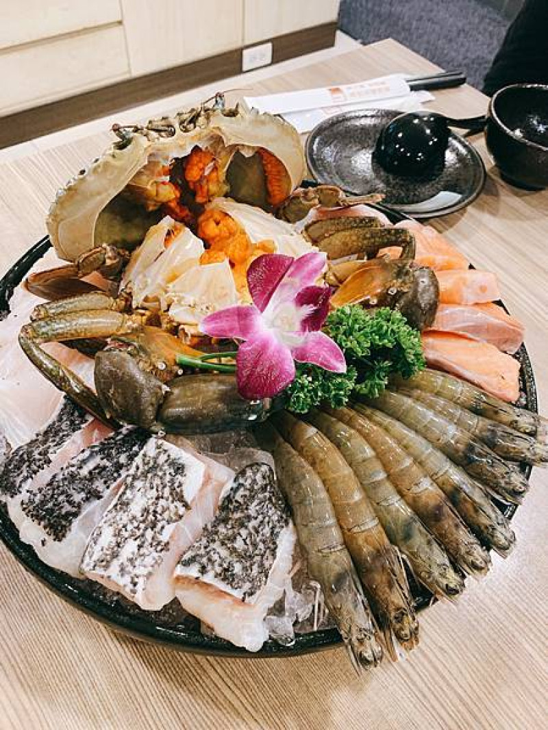 【十二籃粥火鍋 逸仙店】特色粥+火鍋~捷運市政府站/特色粥火鍋推薦/海陸螃蟹粥/服務好