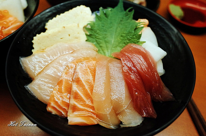 【台南中西區】海豐亭丼飯專賣店：全店個人自由座，丼飯自動販賣機，想吃什麼自己決定!!