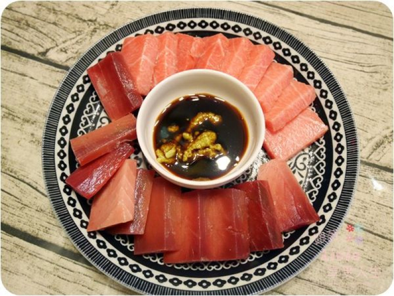 美食。點心│ 超人氣宅配 魚有王 南方黑鮪赤身/中腹綜合生魚片S級活肉 老饕們！極品生魚片在這阿！❤跟著Livia享受人生❤