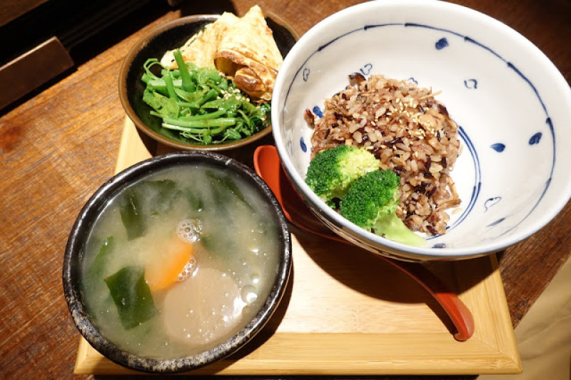 [食記] 新竹 籽田野菜屋。意想不到的美味蔬食料理--咖哩蛋包飯、野菇炊飯