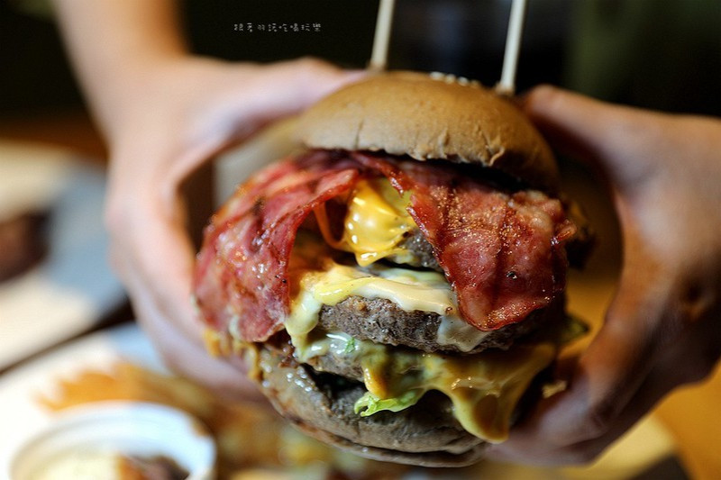 漢堡控的天堂！東區超人氣美式餐廳，網友激推三層牛排濃郁起司漢堡