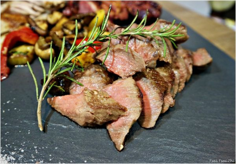 [台北信義]Cucina Felice費利榭|C.F烤肉拼盤(4oz燻鴨胸、5oz翼板牛排和西班牙松阪豬)、干貝墨魚海鮮燉飯、巧克力慕斯