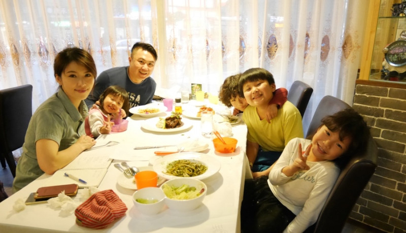 【新北永和美食】一家六口的第一次義大利菜－SPEZiA斯佩齊亞創意小廚/法式酒釀布丁/熱甜點/冷開胃菜/多樣化比薩/多重口味義大利麵/精緻燉飯/手工製作/生日驚喜