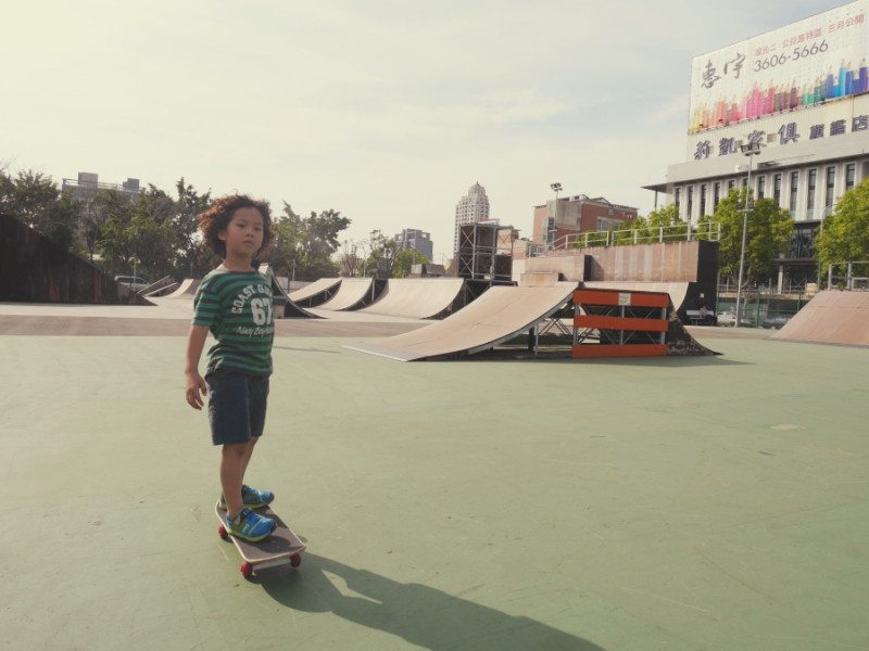 【親子育樂】台中市極限運動場讓這兩個滑板兄弟玩到High翻！（親子運動、戶外休閒、運動公園）