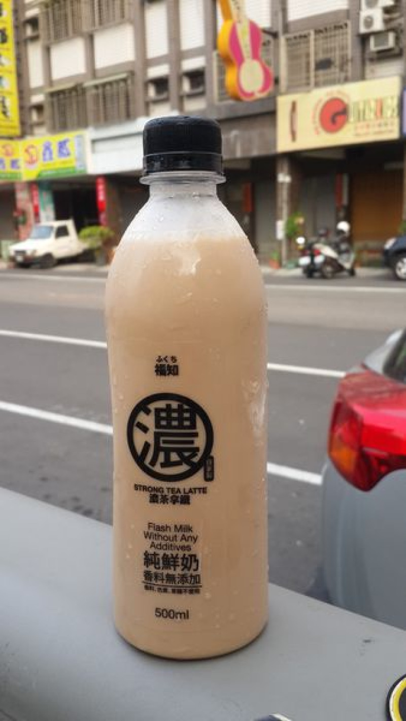 高雄鼓山區=<食>福知茶飲　奶茶販賣機~早上晚上都滿滿的排隊人潮啊!=