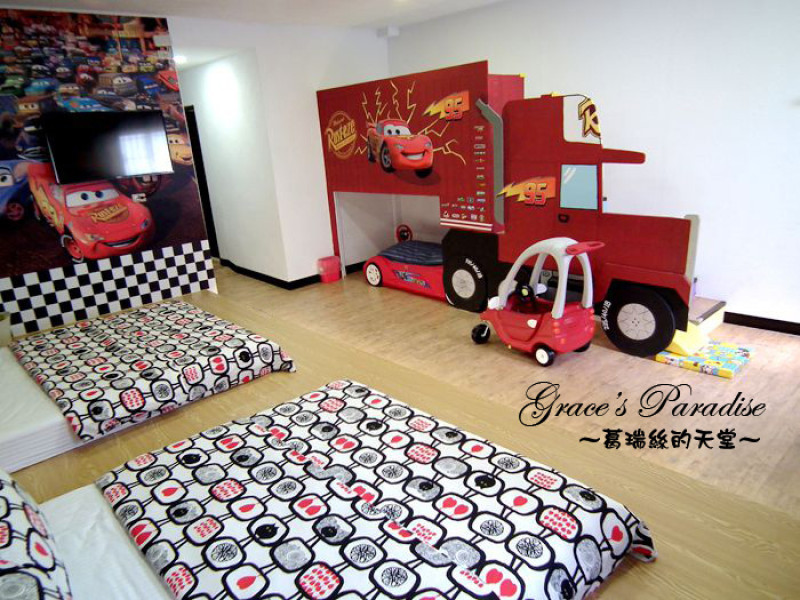【花蓮】親子住宿推薦：花蓮棧親子民宿--服務親切又充滿家的溫馨，擁有優質玩具的兒童遊戲區+超酷溜滑梯房型，瘋狂賽車親子四人房真的會令愛車的孩子瘋狂啊！