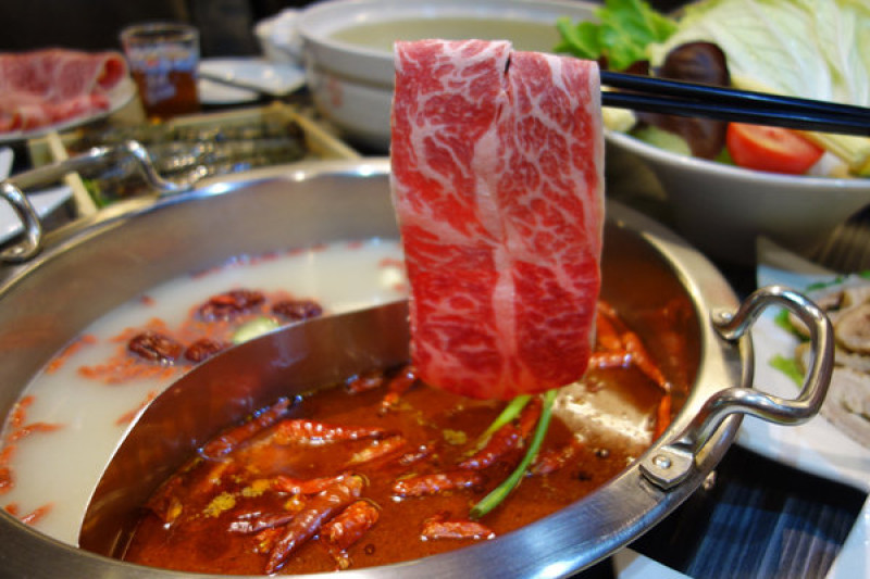 中和麻辣火鍋推薦-川耗子麻辣火鍋，中和環球購物中心旁美食，不用到四川就能吃到麻香辣的道地成都火鍋、酸菜魚鍋