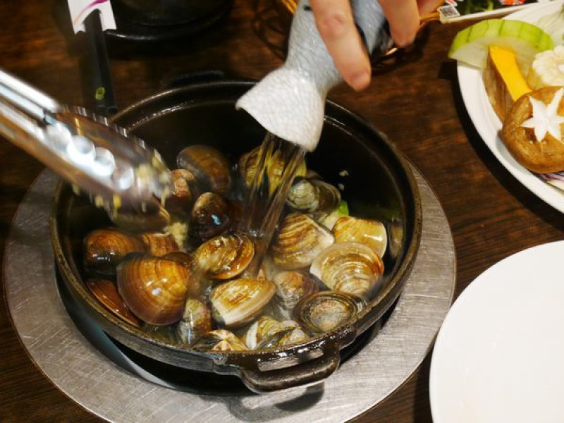新莊在地人都推【新莊/火鍋】蛤蠣控看過來！這裡有蛤蠣界的巨人！喜園新湯頭~酒蒸蛤蠣香又濃！喜園風味涮涮鍋