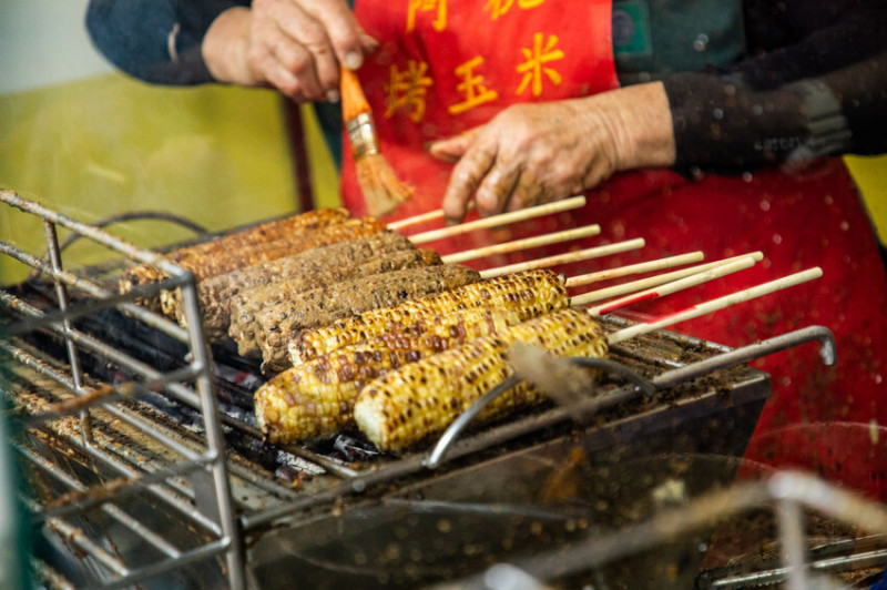 嘉義市西區阿桃烤玉米｜濃厚醬料刷滿滿！在地人也推薦的古早味烤玉米