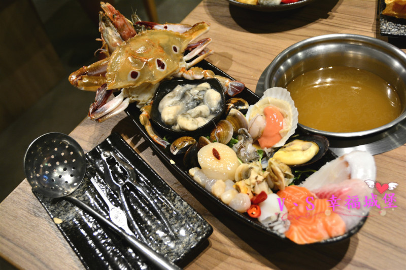 【板橋美食】 一品堂 IPPIN 精緻涮涮鍋 - 霸氣大海陸鍋 一次滿足海陸嘴的你，伊比利黑豬肉 讓人驚豔的口感，好吃精緻涮涮鍋讓你吃鍋就是要霸氣 !