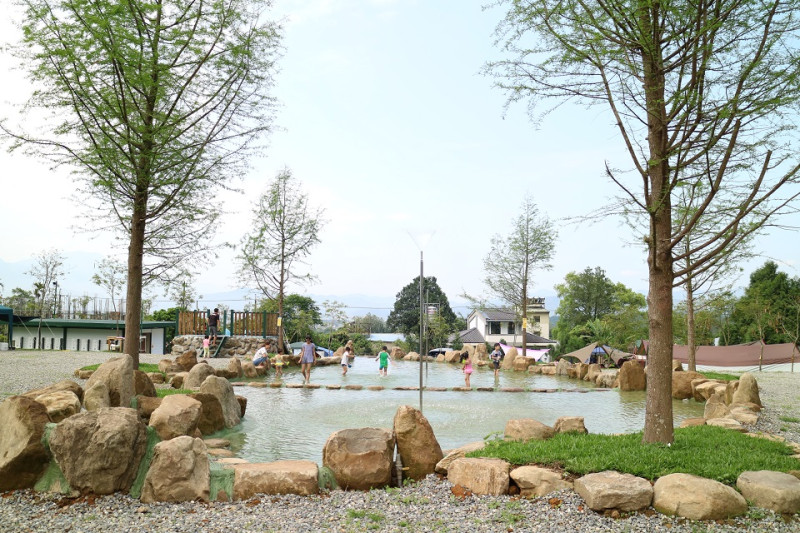 【昵昵媽露營趣】南投埔里_龍坑農場親子露營區╭＊冷泉戲水池、沙坑、溜滑梯、攀岩，小人野FUN玩翻天☆61露(2016-5/1~5/2)