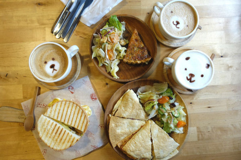 Wooly Cafe‧桃園火車站走路就到的咖啡店，平價早午餐、古錐拉花和手作蛋糕都讓人一秒變少女!!!!