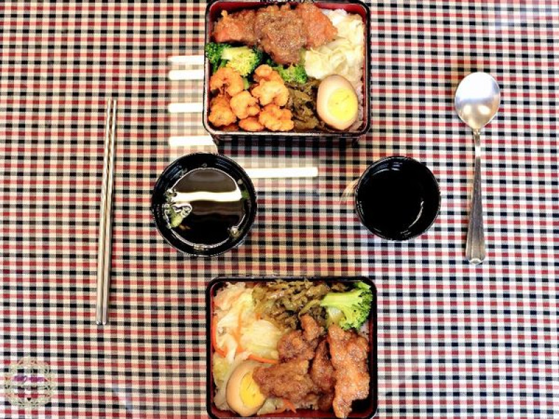 【高雄 苓雅】品盛蝦豚飯　超酷火燒蝦，百元內日式精緻便當，柴魚湯、潽洱茶無限喝！