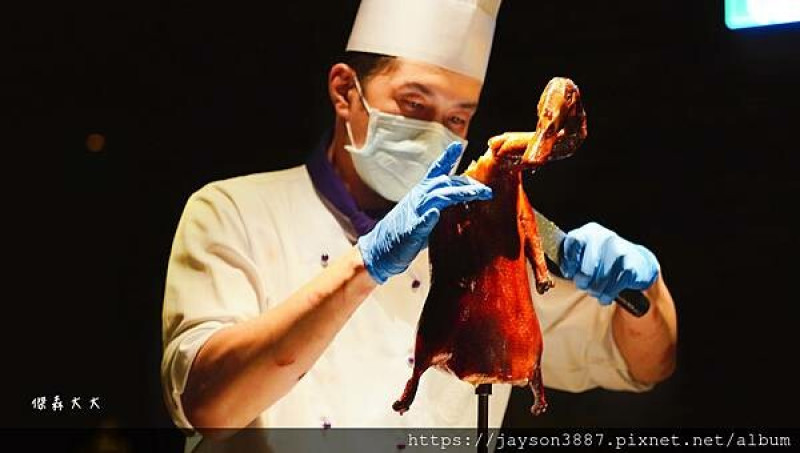 【食記】台北| 台北車站* 君品頤宮中餐廳Le Palais 台灣唯一蟬聯米其林三星傳奇火焰片皮烤鴨饗宴