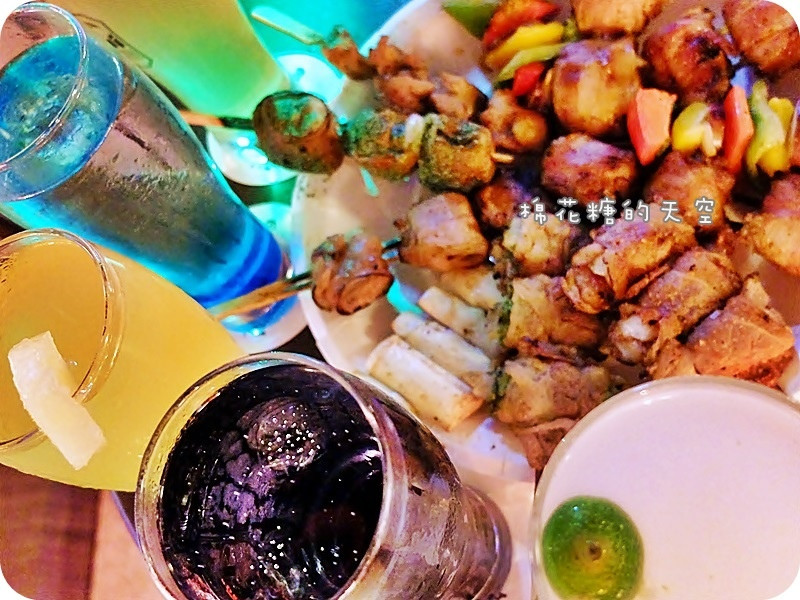 《台中美食》逢甲必吃排隊美食激旨燒鳥開二店啦！平價日式調酒、現場歌手駐唱～還有創意又好吃的多種串燒，文末有秘密通道～不用人擠人唷！