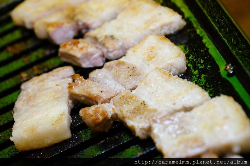 【台北大安】富士山龍 日韓混搭燒烤再發一波！美味三層豬五花＆軟嫩多汁雞腿排 東區燒烤 中秋節烤肉首選！投影片 迎新送舊、 同事、朋友、家庭聚餐包場推薦~ 東區/大安區/忠孝復興捷運