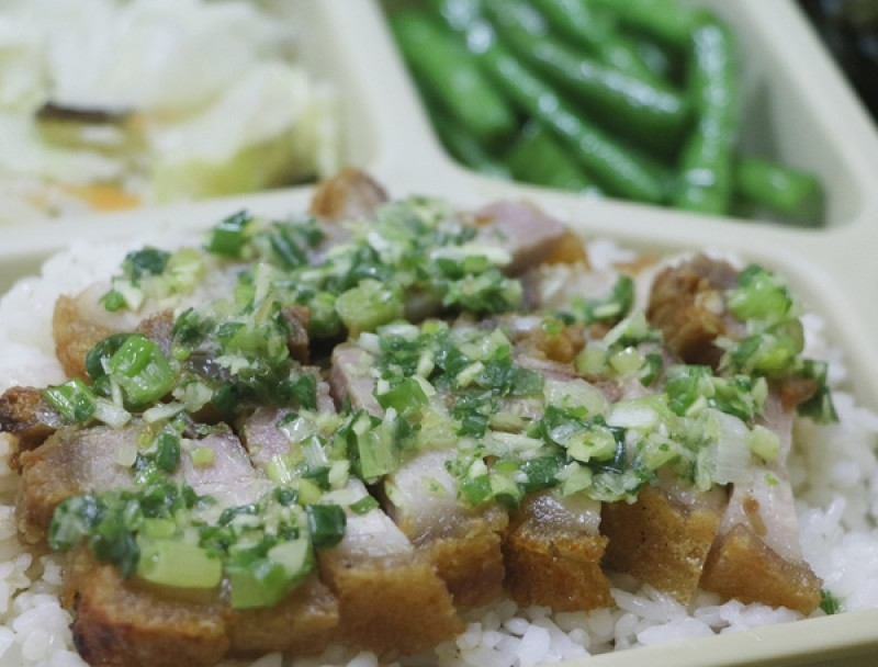 高雄 仁武。五福廣式燒臘 快餐 便當店，脆皮可口火肉飯