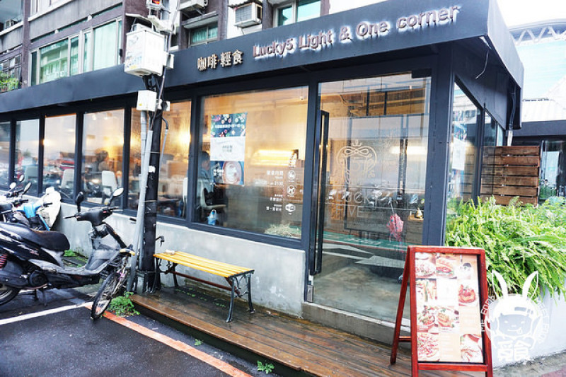 【洋食】台北大安 Lucky5 Light Cafe 國父紀念館輕食下午茶 鬆餅外脆內軟 Q彈好吃

