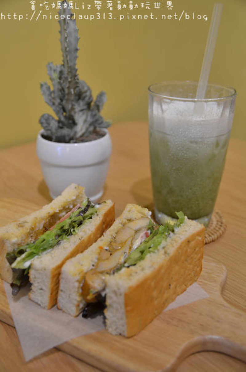 【台南中西區】『小草堂』～新美街 米街 清新 老屋 三明治 甜點 簡單的小確幸 (點三明治，大杯飲品任選)