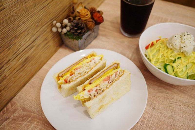 【新北】中和 福來早餐 FOOD LIFE 中和環球購物中心旁‧值得推薦的板烤肉蛋吐司！