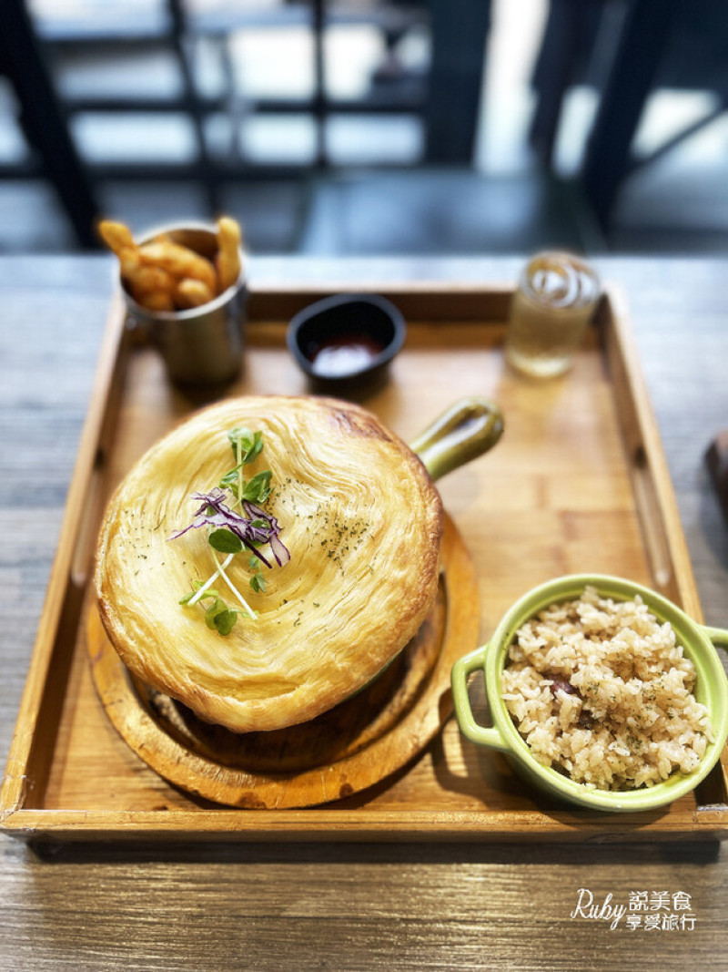 【新北板橋早午餐】當樂咖啡，隱身小巷弄內的復古老宅咖啡廳，人氣招牌酥皮燉菜份量十足奶香濃郁，自家烘焙咖啡喝出香濃好味道，附菜單-近板橋捷運站