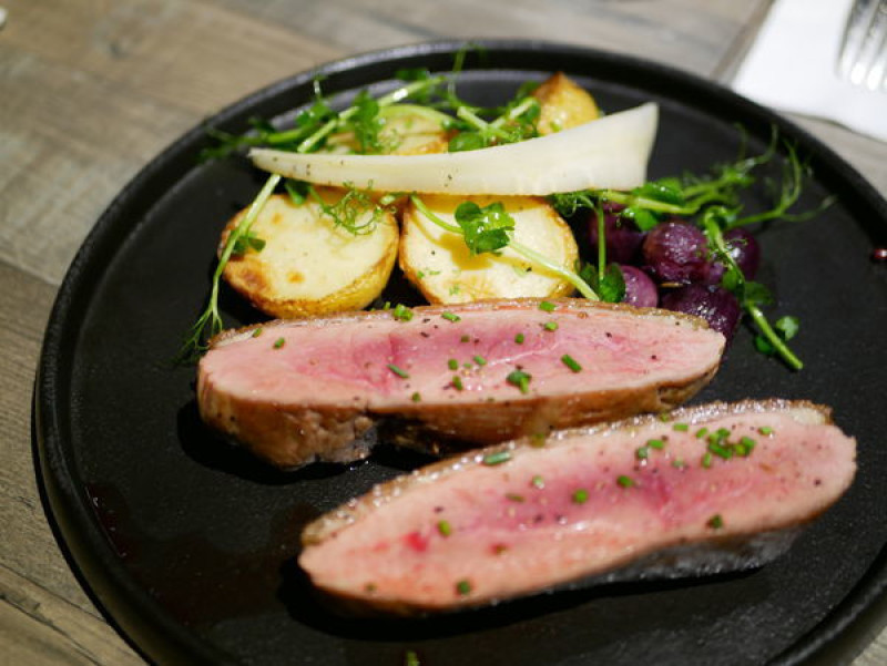 (胖樺食記)新北永和區人氣餐廳「RéeL法式餐酒館」/嫩煎鴨胸楓糖孢子甘藍凱恩式牛肚/服務可以再加油/捷運永安市場美食