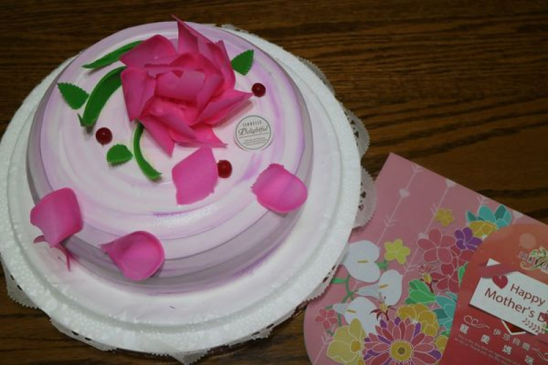 全省高雄=<吃飽>伊莎貝爾ISABELLE-花戀香芋~母親節蛋糕推薦＊用心呈現出好蛋糕，扎實的芋頭餡搭配不甜不膩的奶油，讓你完整表達對母親的愛=