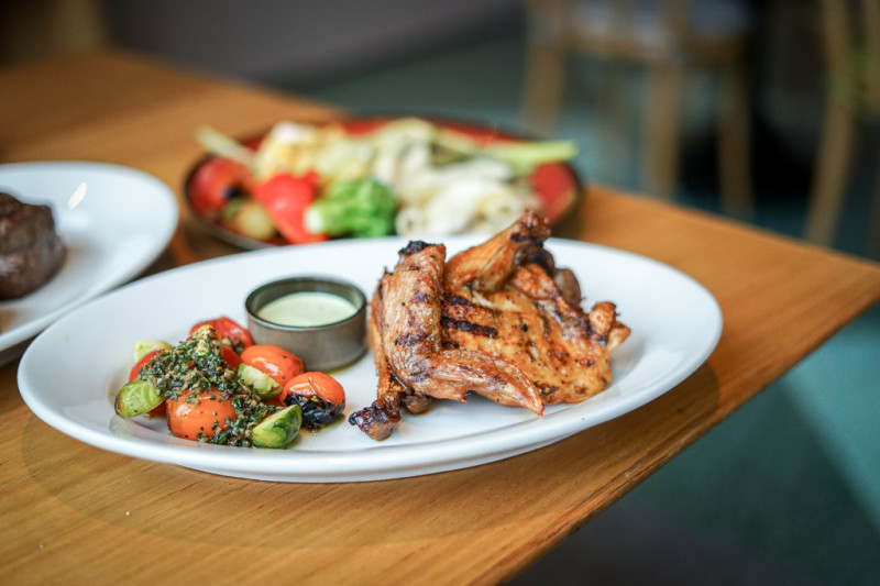 台北松山amba意舍酒店 Que原木燒烤餐廳Ｘ魔王 台北松山區 河岸浪漫美景盡收眼底 品嚐美味餐點 自助沙拉吧 菲力牛排 爐烤桂丁雞 捷運松山站 內文有店家資訊