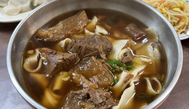 台北市萬華區美食，西門町老山東牛肉麵，自製麵條，樸實老台北味道。
