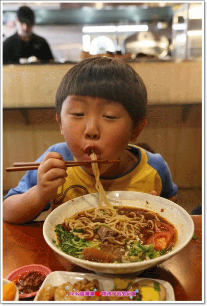 [中壢美食]匠骰子牛肉麵/爆濃番茄湯頭/超軟嫩半筋半肉/Q彈手工麵條/招牌滷腓腸/SOGO商圈