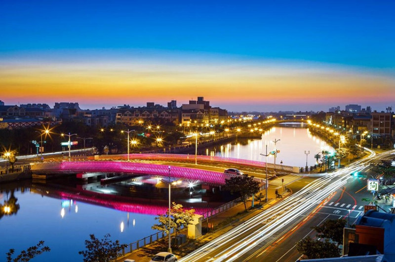 【台南民宿】五館地點隨你選。台南好宿民宿：坐落重要景點美食區，擁浪漫河景，雙人房平日1200，假日1700，CP值爆