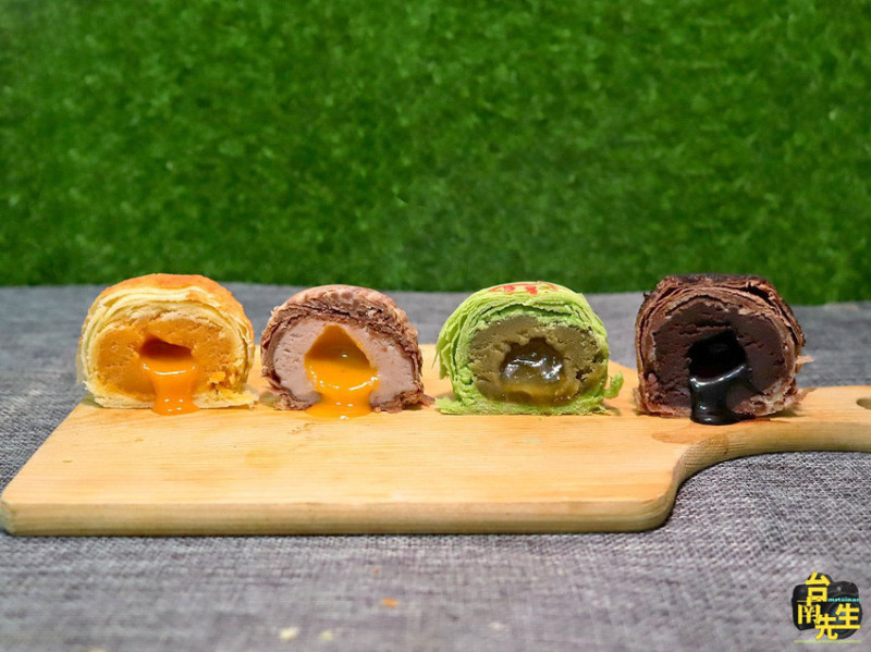 台南麵包店／中秋限定會爆漿的流芯月餅／手工製作限量供應／沒預訂很難買得到／獨立單顆包裝不含防腐劑／在地人的口袋名單／只賣平日沒有觀光客