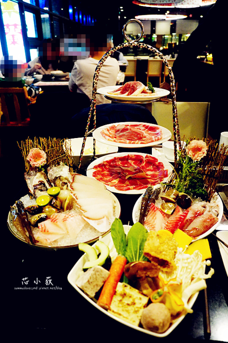 喫太宝日式鍋物。獨特的內凹式無煙火鍋設計，方形雙格鍋一邊燙菜一邊燙肉，平價人氣火鍋，店內飲料冰品無限享用!