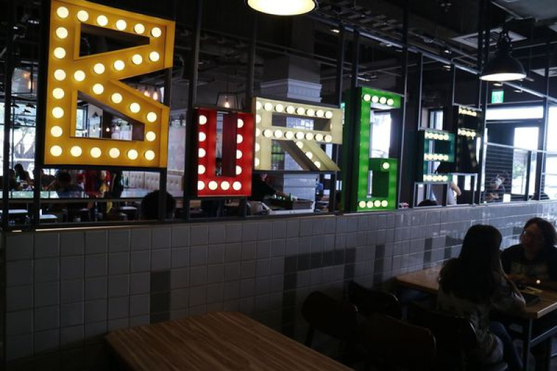 高雄前鎮區=<食>台鋁漢堡~CP值蠻高的漢堡店淺藏在台鋁商場內=