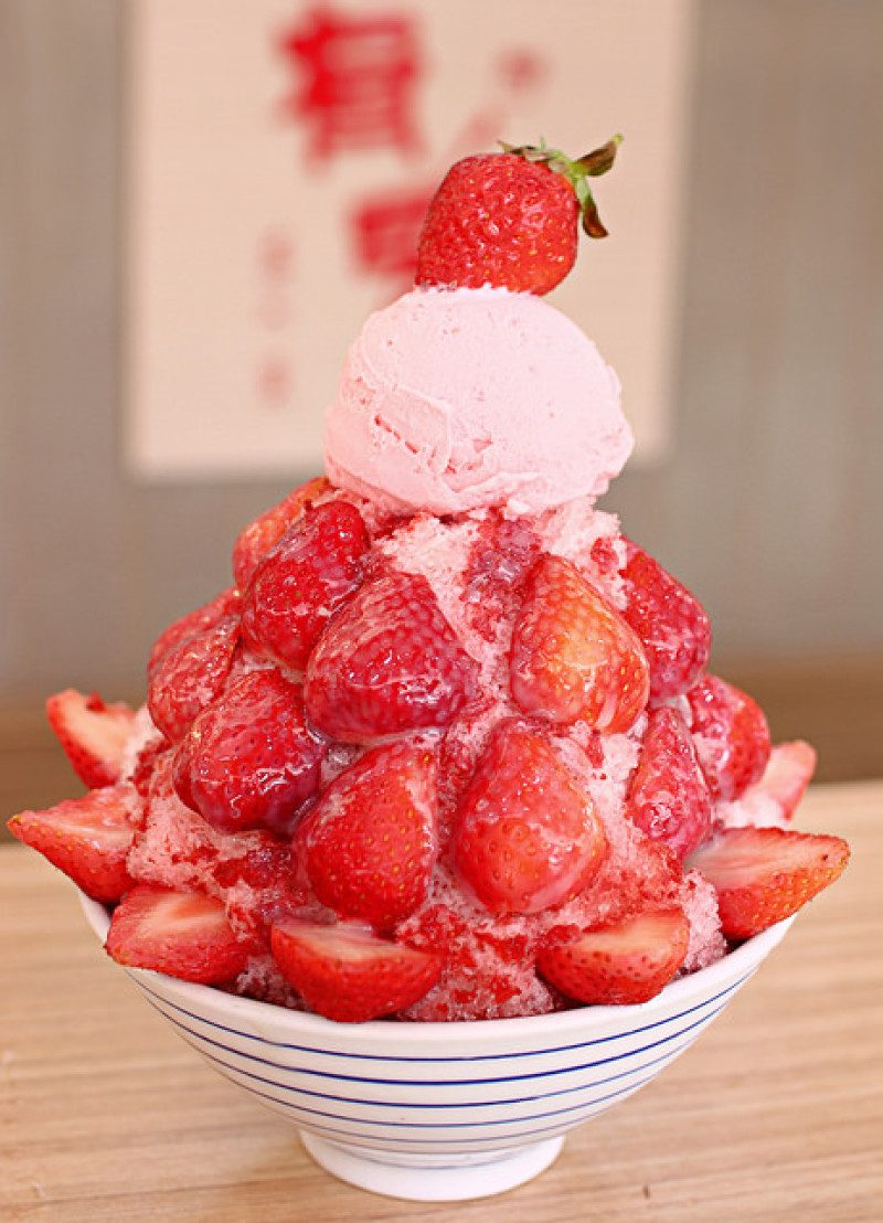 【台中冰品 - 有春冰菓室 】科博館美食推薦║ 季節限定的草莓冰充滿浪漫戀愛的氛圍！整顆鳳梨霸氣上桌讓你捧著喝！還有麵類熱食讓你吃得飽飽飽！