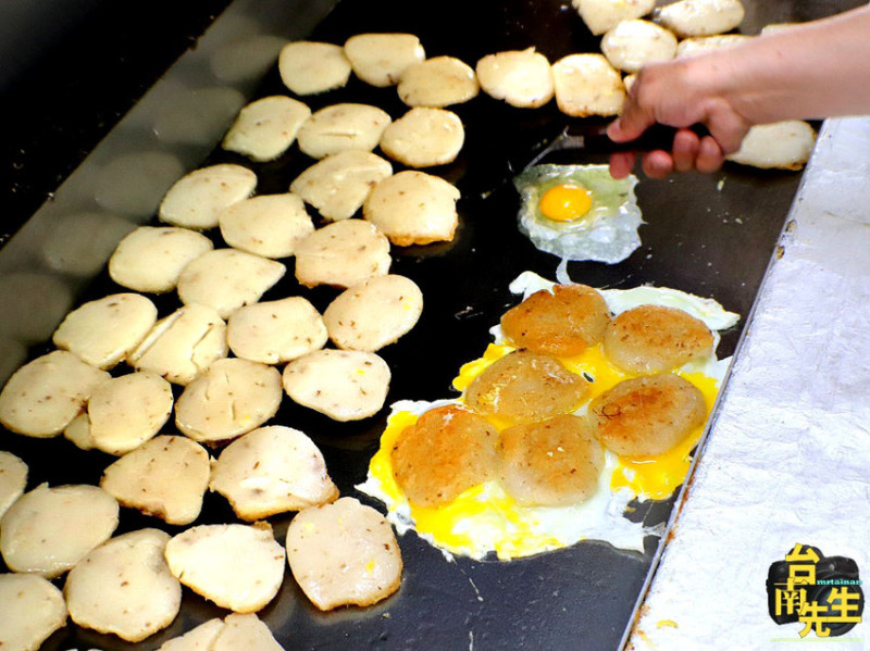 台南米粿／一大早就開賣／在地人的早午餐就愛這一味／限量供應晚來吃不到／台南特有古早味小吃／連平日中午都客滿／生意好到手都沒停過