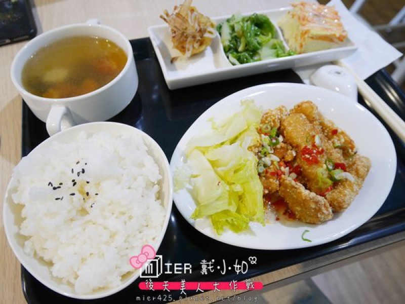 【食記】內湖捷運《巷弄X台北》Wooden 61 圓木CAFÉ 雜誌漫畫簡餐廳