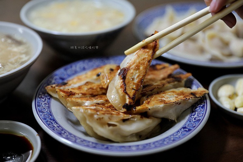 巷弄隱藏版酥脆鍋貼！一口一蒜頭超過癮