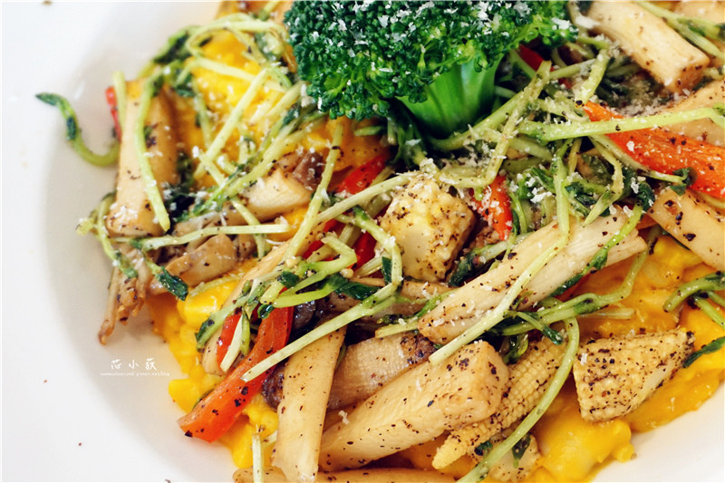 大花朵朵主題餐廳。台中一中街中友百貨義式餐廳，義大利麵燉飯牛排套餐，下午茶蜜糖吐司鬆餅，寵物友善餐廳，免費提供鮮食吃到飽!