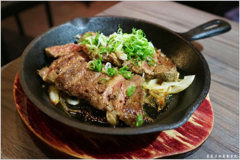 [新北板橋]長居 手作料理酒場|鹽蔥牛舌、鮭魚飯糰、奶油鐵板牛肉、鹽蔥雞肉串、炸廣島牡蠣、明太子手羽、起司鱈魚堡|續攤宵夜場日式居酒屋