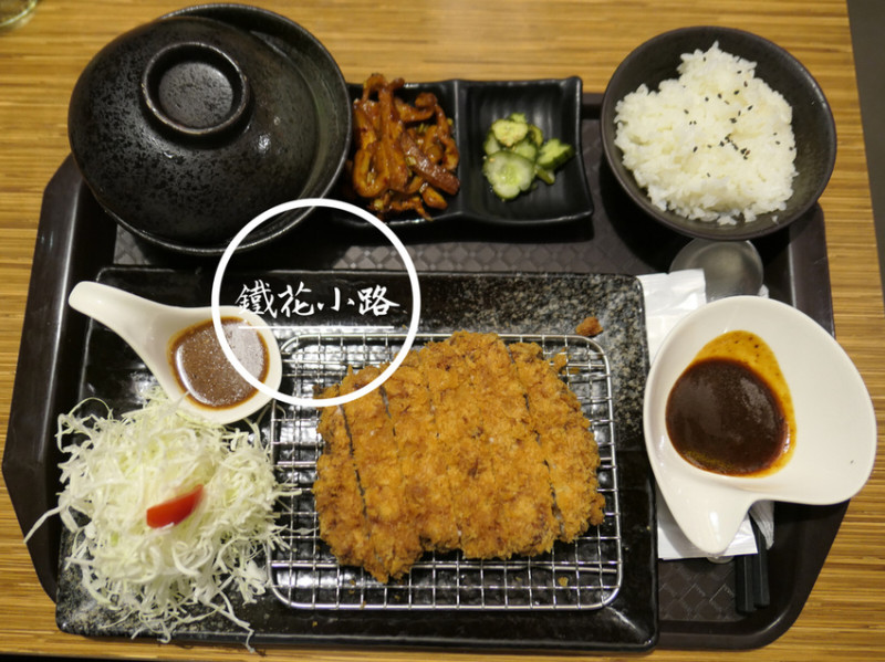 FOOD｜台東市區—鐵花小路美食堂｜加飯加菜吃飽飽大份量豬排定食｜鐵花村、秀泰廣場
