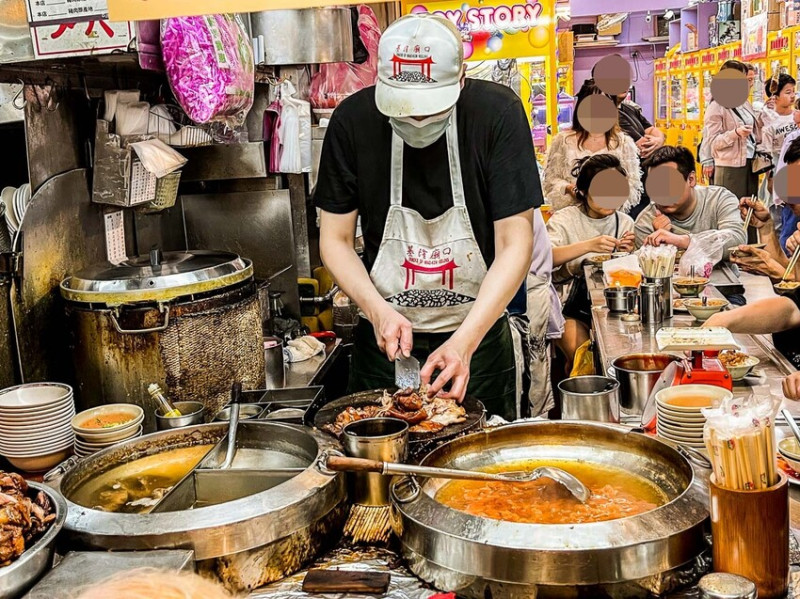 基隆廟口22號蝦仁羹 豬腳｜鄉民公認最強廟口滷肉飯，但豬腳才是狠角色