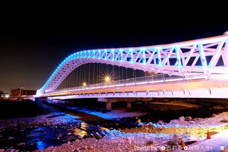 【台中。北屯區】攝影新秘境！白晝猶如冰雪結晶般造型的『海天橋』自行車道，黑夜像似藍眼睛般璀璨奪目，值得旅人探尋！