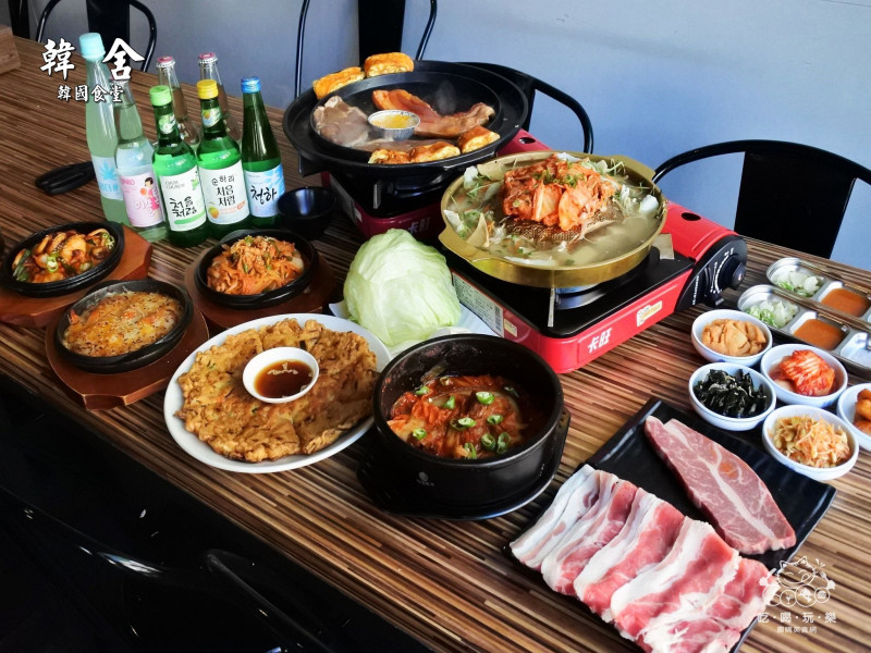 《美食推薦》【桃園】韓舍 韓國食堂。桃園藝文特區超人氣韓式料理 工業風用餐環境 隱藏版巷弄美食 超推鐵板烤肉 銅盤烤肉 海鮮煎餅 起司辣炒年糕 桃園必吃排隊美食推薦