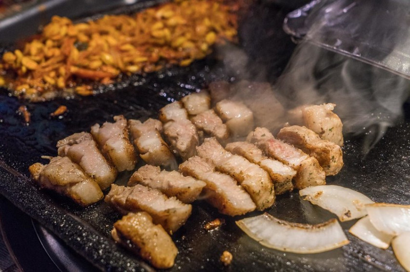 國父紀念館站最夯韓國烤肉｜咚咚家dondonga韓式豬肉專賣 - 돈돈가 超值香草豬肉套餐、韓國小菜吃到飽、東區聚餐推薦、韓劇街邊燒肉店風、免動手燒肉、生菜包肉、台北第一海鮮煎餅